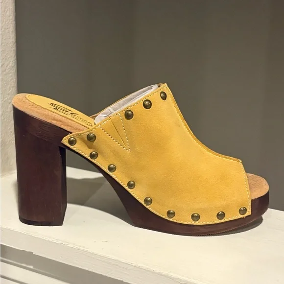 NEW- Sbicca Crowley Womens Sz 9  Marigold  Suede Slip On Mule Sandals Shoes - Picture 5 of 11
